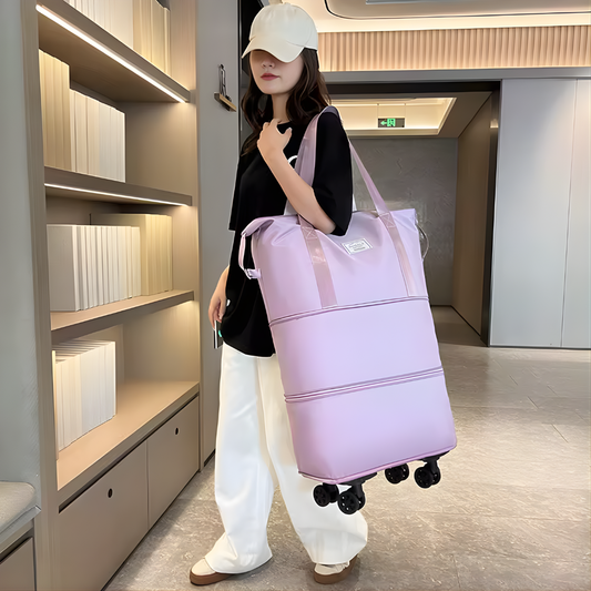 BOLSO PLEGABLE IMPERMEABLE CON RODOS — Más espacio cuando lo necesitas, menos volumen cuando no. Y rueda solo.