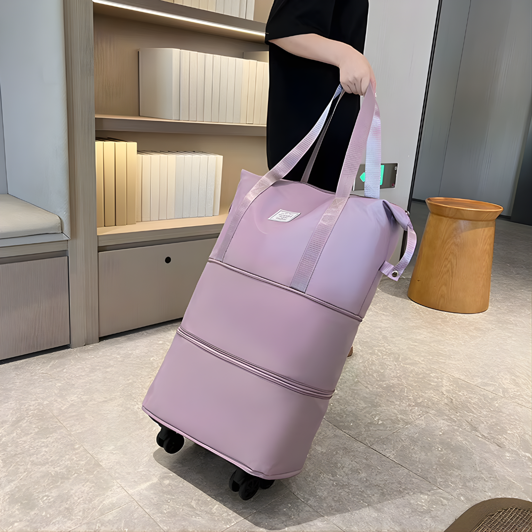 BOLSO PLEGABLE IMPERMEABLE CON RODOS — Más espacio cuando lo necesitas, menos volumen cuando no. Y rueda solo.