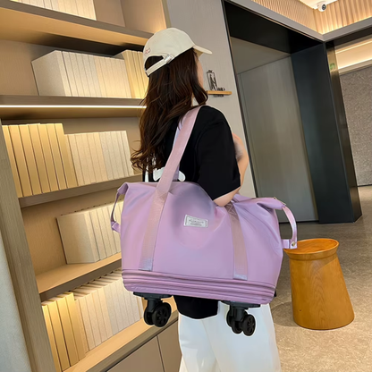 BOLSO PLEGABLE IMPERMEABLE CON RODOS — Más espacio cuando lo necesitas, menos volumen cuando no. Y rueda solo.