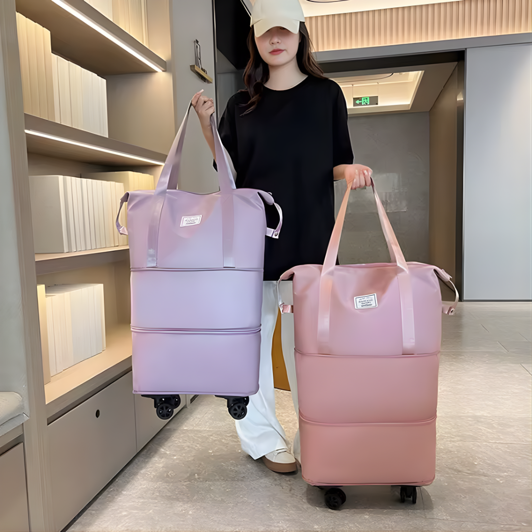 BOLSO PLEGABLE IMPERMEABLE CON RODOS — Más espacio cuando lo necesitas, menos volumen cuando no. Y rueda solo.